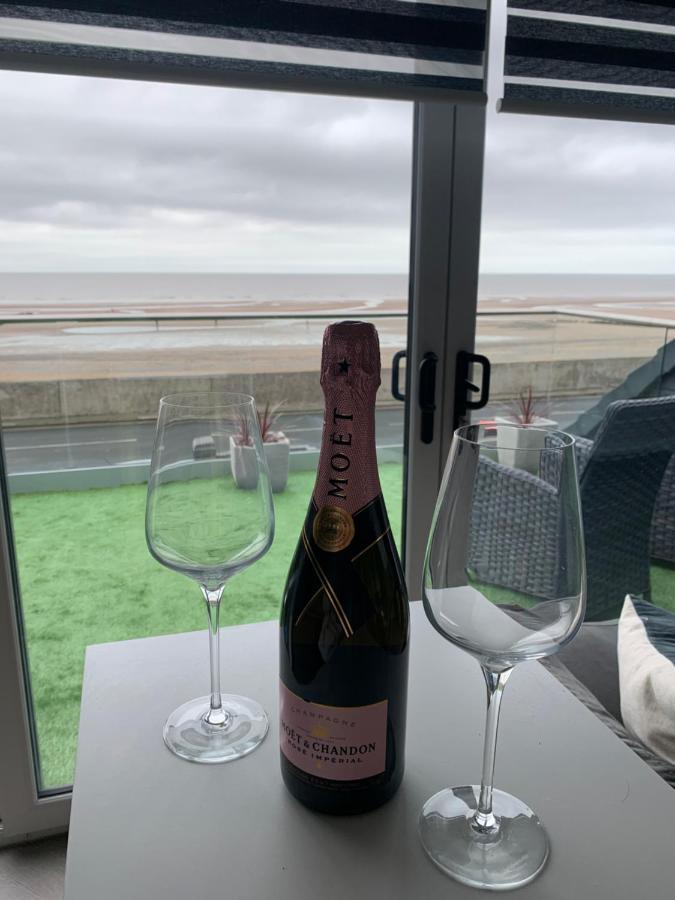 Beach View Apartment With Balcony And Sea View - Pet Friendly Cleveleys Exteriör bild