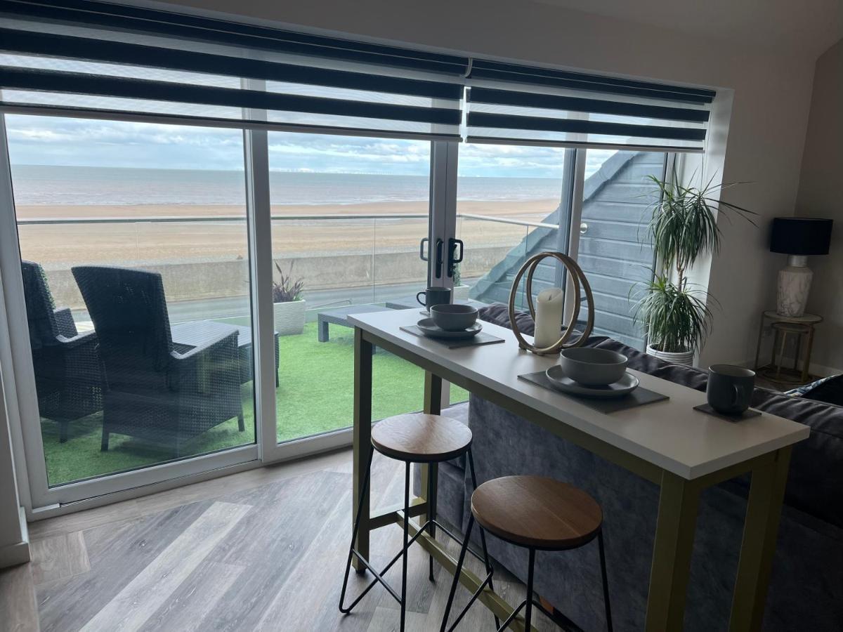 Beach View Apartment With Balcony And Sea View - Pet Friendly Cleveleys Exteriör bild